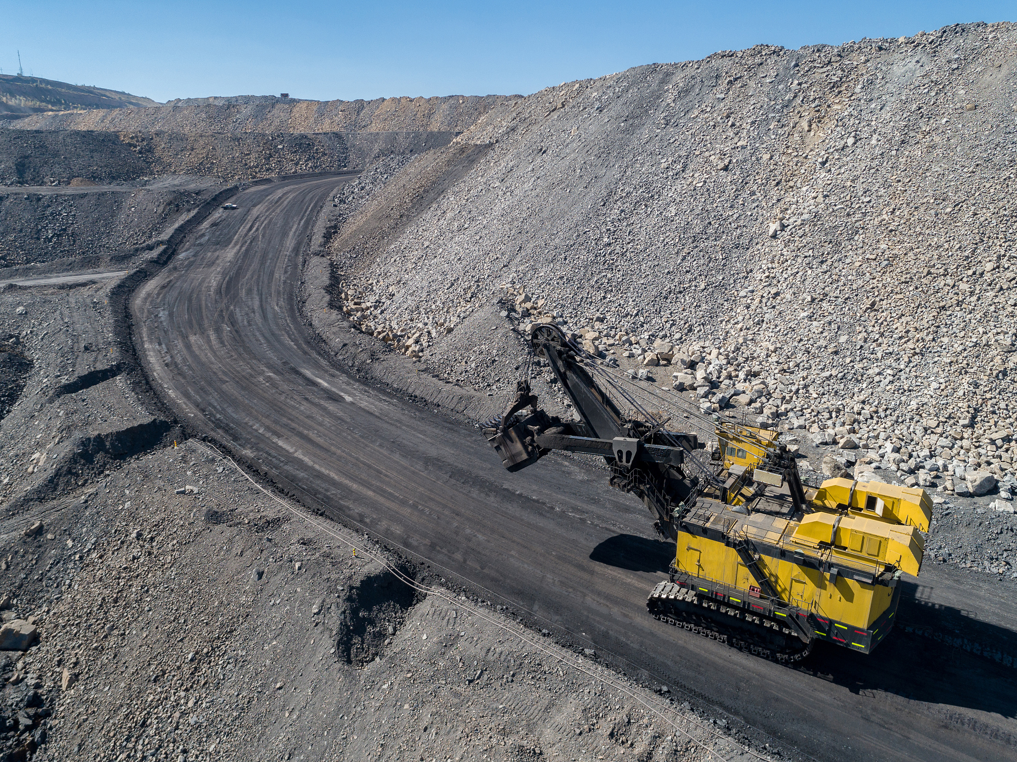 当前我国煤矿安全生产形势如何？如何防范遏制生产安全事故？